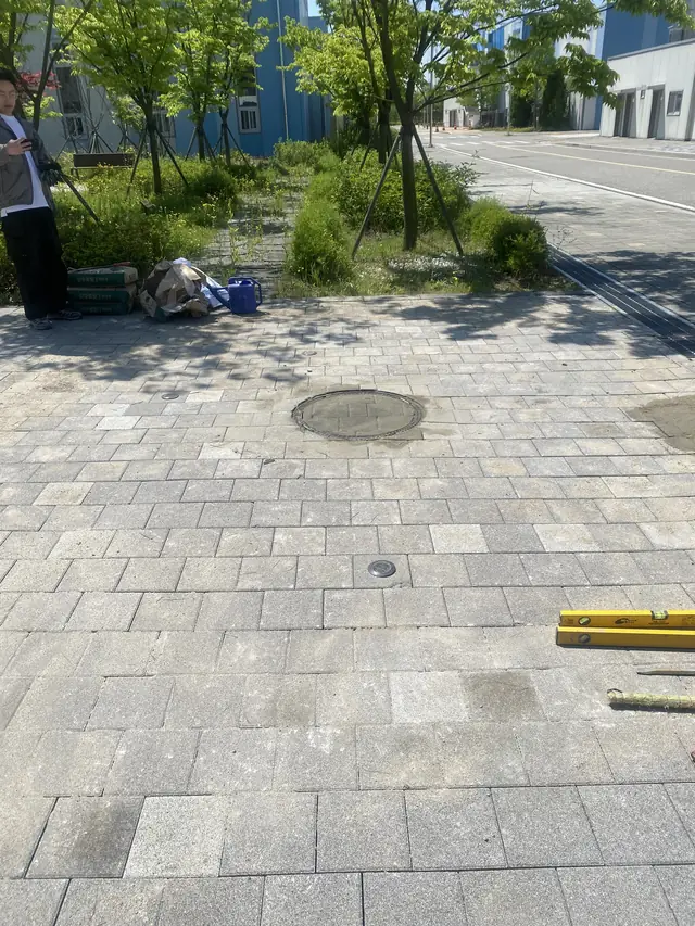 보도블럭보수 맨홀 주변 블럭 정리